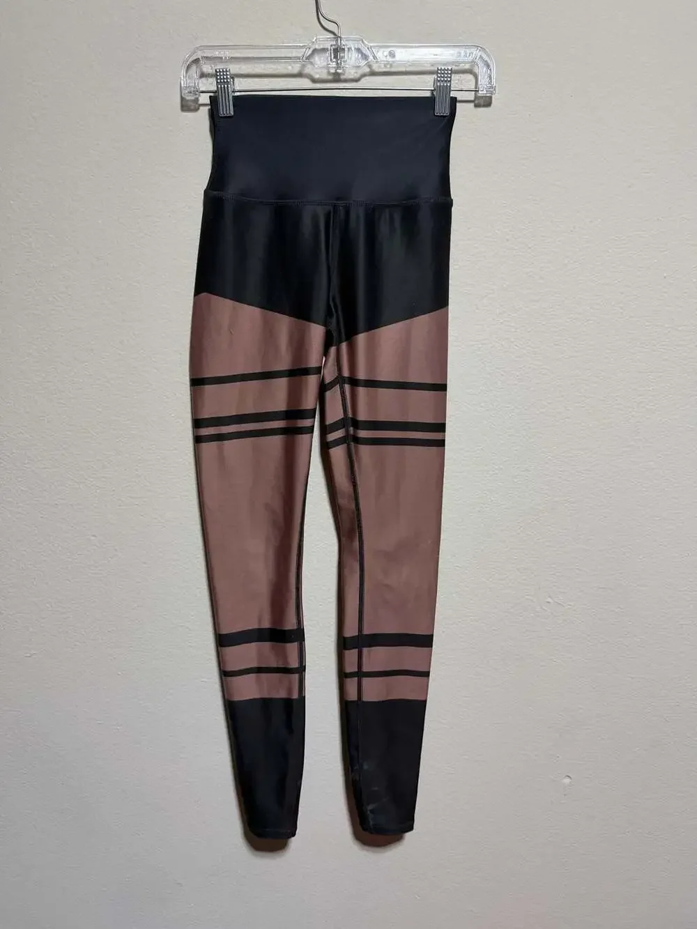 Alo Yoga High-Waist Tech Lift Airbrush Leggings in Rosewater/Black